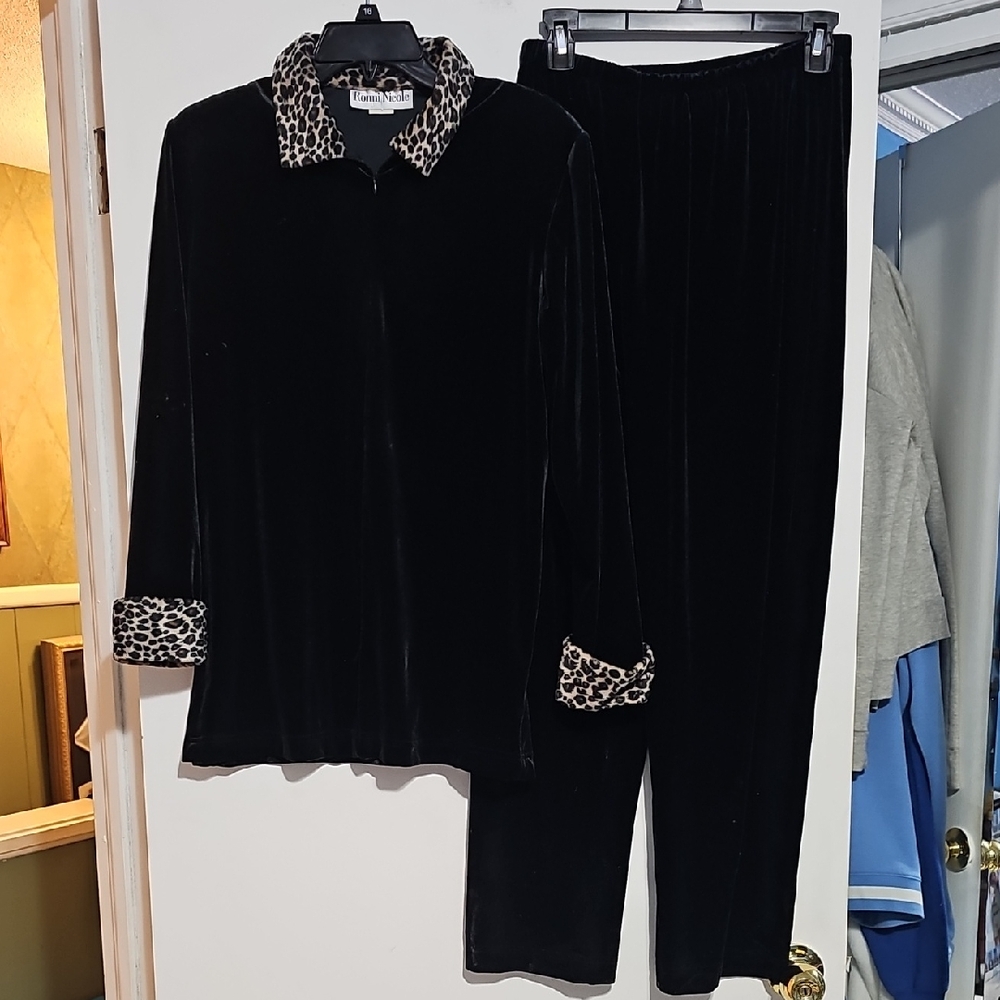 Ronni Nicole Black Velvet Pantsuit with Leopard Fur Accents Sz 8 Holiday Winter
